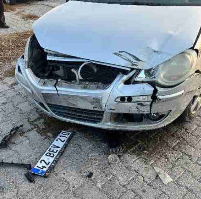 Konya’nın Karapınar ilçesinde bir otomobil ile bir SUV aracının çarpışması