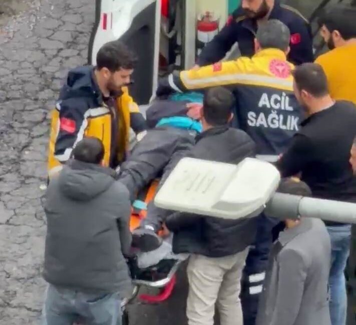 Diyarbakır’da bir otomobilin motosiklet kuryesine çarpması sonucu meydana gelen kaza,