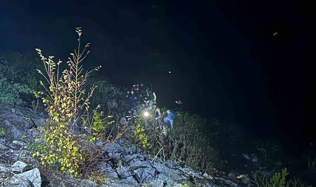 Kastamonu’nun İnebolu ilçesinde bir otomobil yaklaşık 25 metrelik bir şarampole