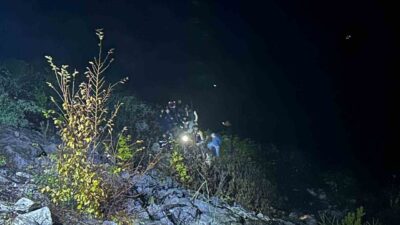 Kastamonu’nun İnebolu ilçesinde bir otomobil yaklaşık 25 metrelik bir şarampole