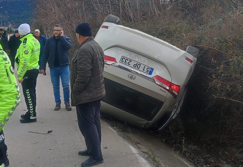 Amasya’da seyir halindeyken kontrolden çıkan bir araç takla attı ve