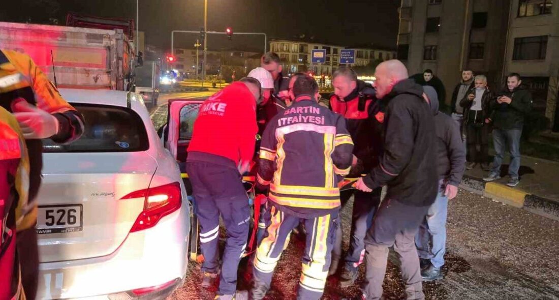 Bartın’da meydana gelen kaza, otomobilin kırmızı ışıkta bekleyen bir tırın