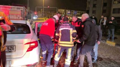 Bartın’da meydana gelen kaza, otomobilin kırmızı ışıkta bekleyen bir tırın