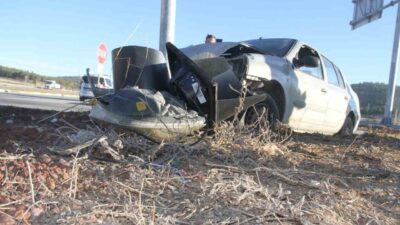 Konya’nın Beyşehir ilçesinde meydana gelen trafik kazasında, bir otomobilin trafik