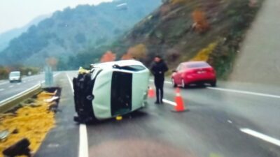 Adıyaman’ın Gölbaşı ilçesinde meydana gelen bir trafik kazasında otomobil devrildi