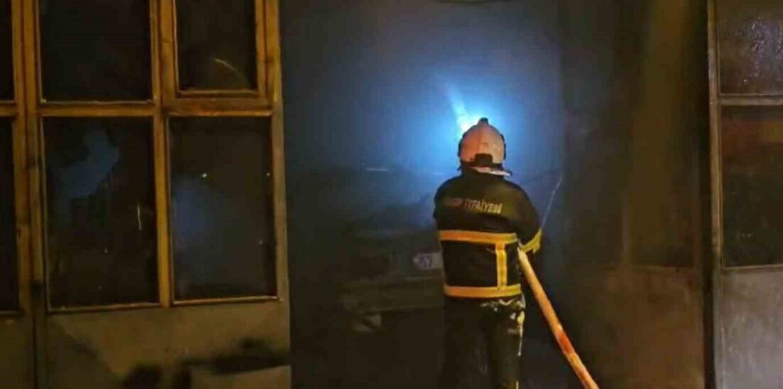 Sinop’ta bir otomobilde çıkan yangın, iş yerine sıçradı ancak itfaiye