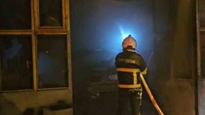 Sinop’ta bir otomobilde çıkan yangın, iş yerine sıçradı ancak itfaiye