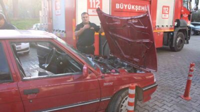 Aydın’ın Efeler ilçesinde bir otomobilin motor kısmından yükselen dumanlar, itfaiye
