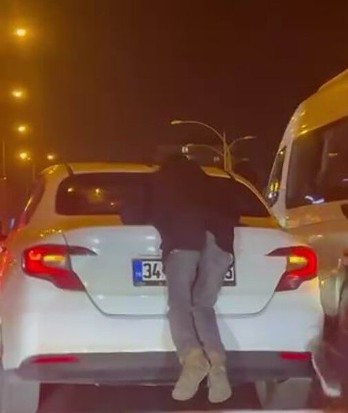 Diyarbakır’da bir vatandaş, Kayapınar ilçesinde seyir halindeki bir aracın arka