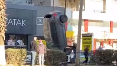 Erdemli ilçesinde meydana gelen bir trafik kazasında, bir otomobil takla
