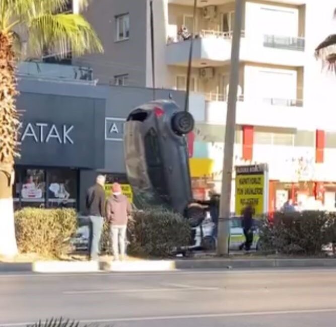 Erdemli ilçesinde meydana gelen bir trafik kazasında, bir otomobil takla