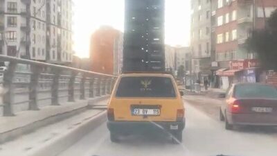 Elazığ ilinde bir sürücü, tehlikeye aldırmadan sebze ve meyve kasalarını