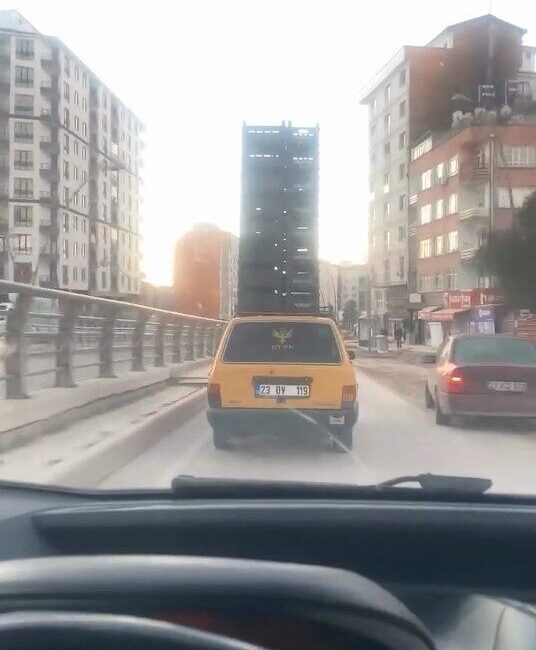 Elazığ ilinde bir sürücü, tehlikeye aldırmadan sebze ve meyve kasalarını