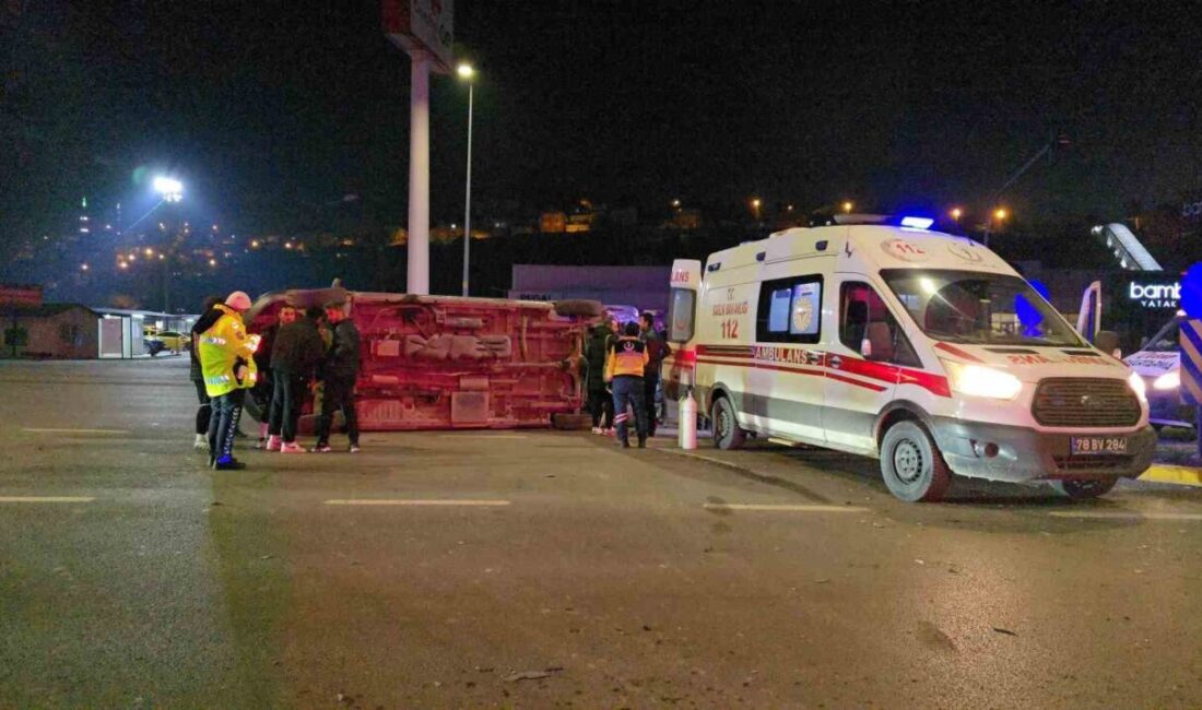 Karabük’te, Namal Kavşağı mevkisinde meydana gelen trafik kazasında bir ambulansın