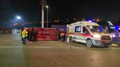 Karabük’te, Namal Kavşağı mevkisinde meydana gelen trafik kazasında bir ambulansın