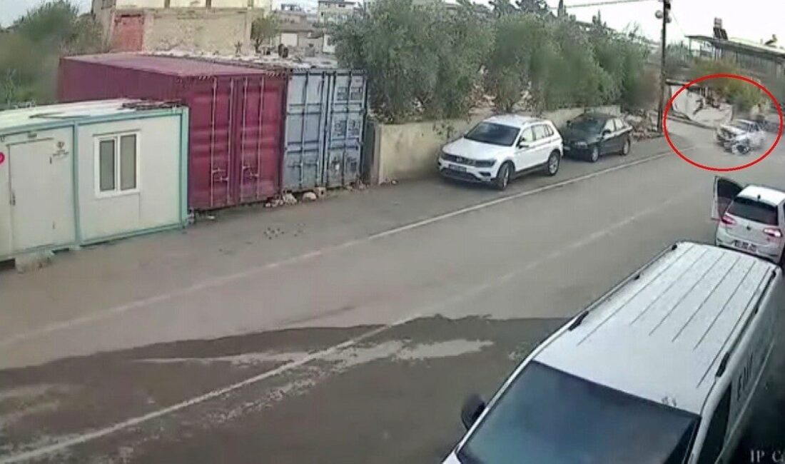 Kırıkhan ilçesinde yaşanan bir trafik kazasında motosiklet sürücüsünün otomobille çarpışması