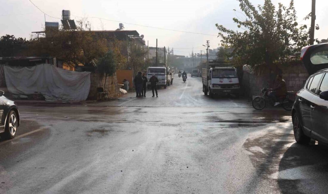 Hatay’ın Kırıkhan ilçesinde, bir otomobil ile bir motosikletin çarpıştığı trafik