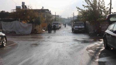 Hatay’ın Kırıkhan ilçesinde, bir otomobil ile bir motosikletin çarpıştığı trafik