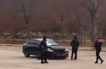 Kırşehir’de meydana gelen trafik kazası, güvenlik kameralarına yansıyan bir görüntü