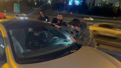 Bağcılar’da, TEM Otoyolu yan yolunda sol şeride park eden bir