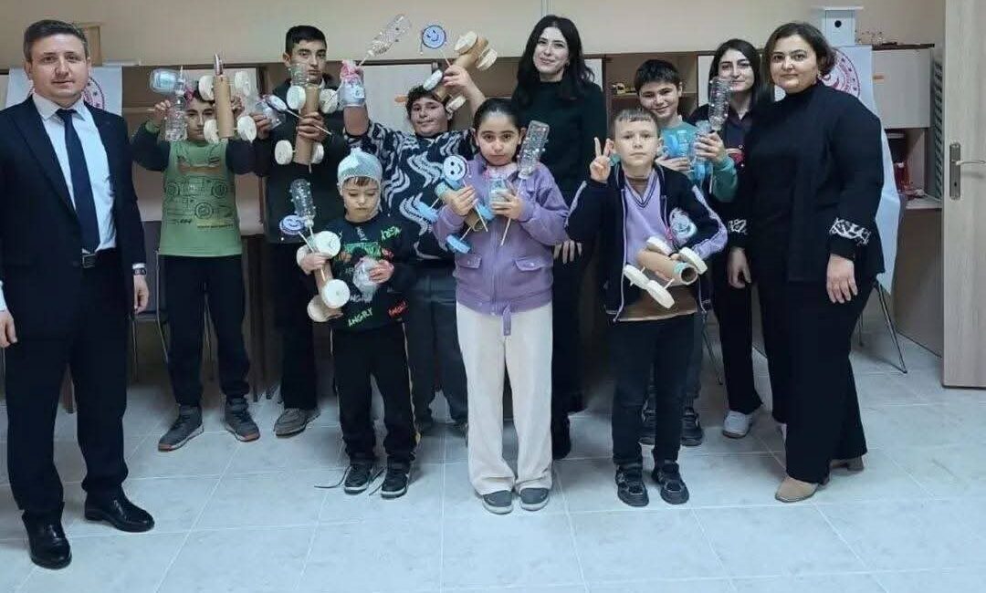 Çorum’un İskilip ilçesinde gerçekleştirilen organizasyonda özel öğrenciler, geri dönüştürülebilir malzemelerle