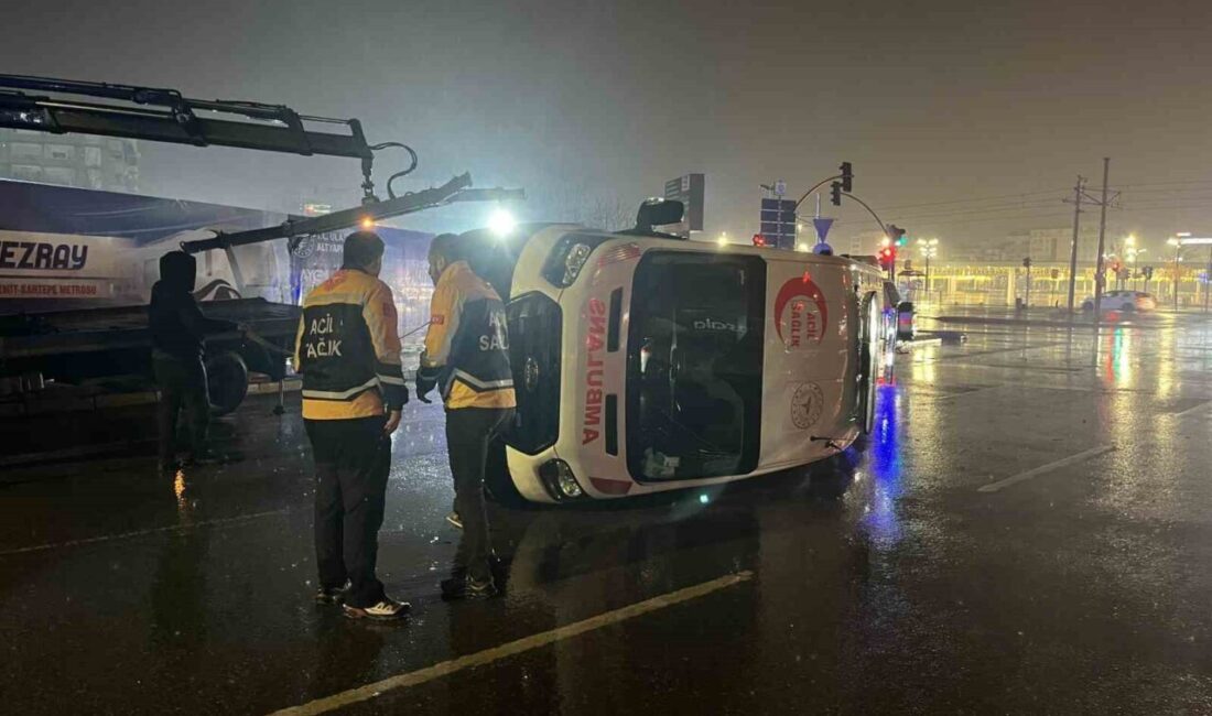 Kocaeli’nin İzmit ilçesinde meydana gelen kazada, bir ambulansın bir ticari