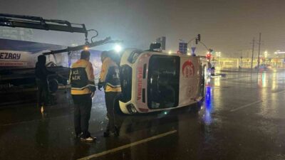 Kocaeli’nin İzmit ilçesinde meydana gelen kazada, bir ambulansın bir ticari