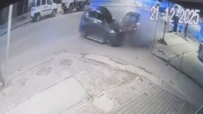 Düzce’de park halindeki bir araca çarpan otomobilde bulunan 4 kişi,