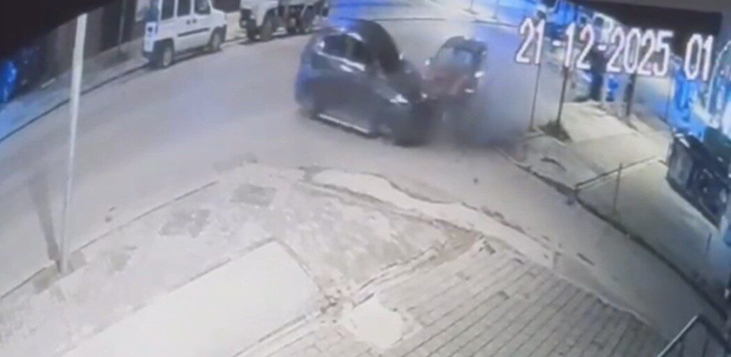 Düzce’de park halindeki bir araca çarpan otomobilde bulunan 4 kişi,