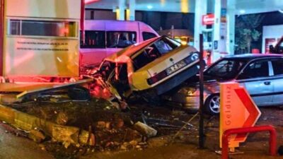 Kırıkkale’de bir otomobilin akaryakıt istasyonunda park halindeki üç araca çarpması