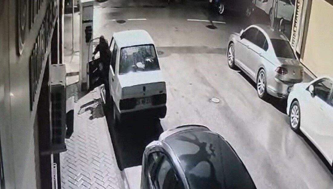 Eskişehir’de, bir aracın park halindeyken teybini çalan ve bu anlar