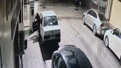 Eskişehir’de, bir aracın park halindeyken teybini çalan ve bu anlar
