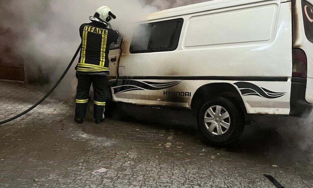 Kastamonu’da, İnönü Mahallesi Rauf Denktaş Caddesi’nde park halindeyken motor bölümünde