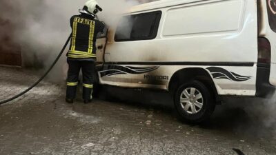 Kastamonu’da, İnönü Mahallesi Rauf Denktaş Caddesi’nde park halindeyken motor bölümünde