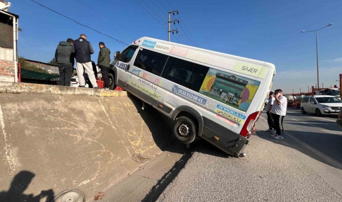 Derince ilçesinde bir oto yıkamacıda park halindeki bir minibüs, aniden