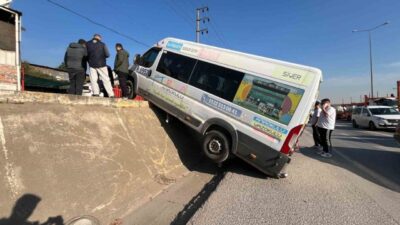 Derince ilçesinde bir oto yıkamacıda park halindeki bir minibüs, aniden