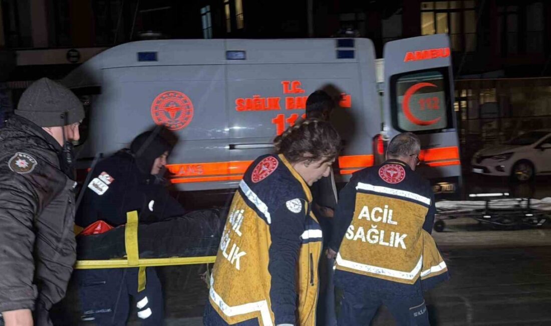 Düzce’de, şiddetli yağış nedeniyle kayganlaşan yolda park halindeki bir tıra