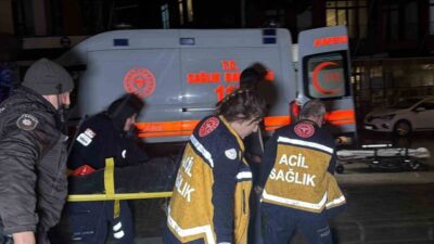Düzce’de, şiddetli yağış nedeniyle kayganlaşan yolda park halindeki bir tıra