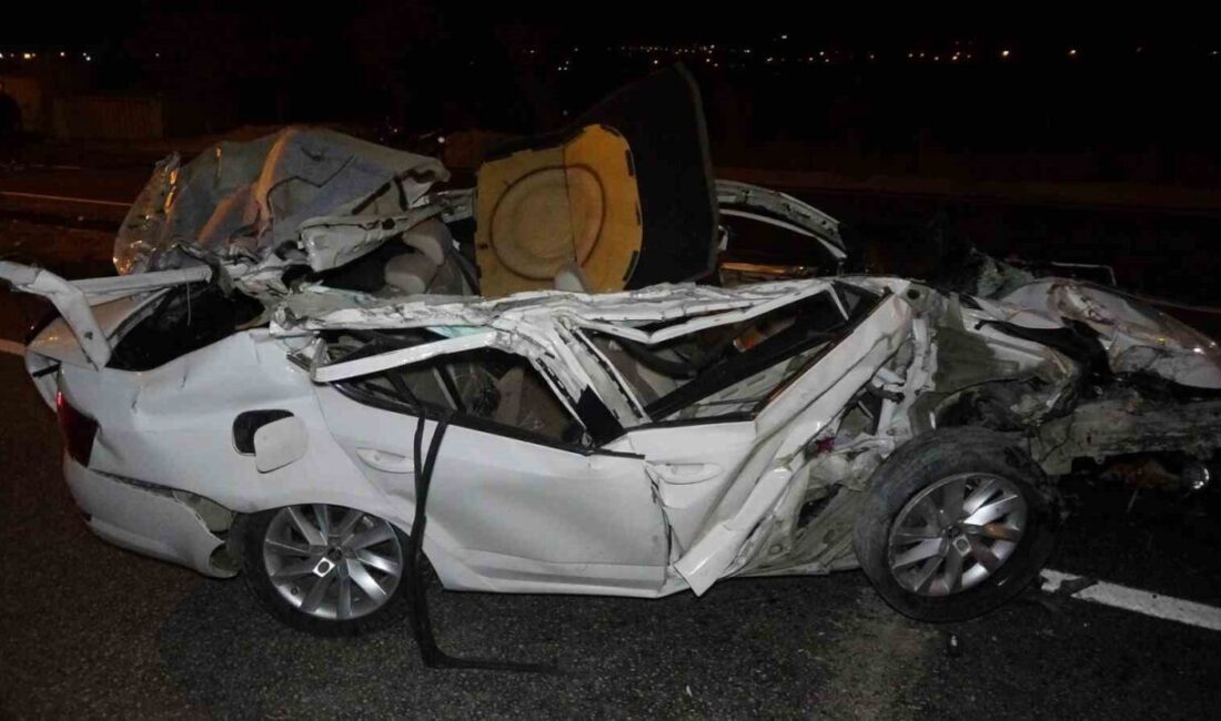 Kilis’te park halindeki bir tıra çarpan otomobilin hurdaya dönmesi sonucu