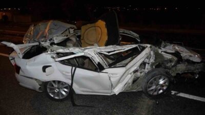 Kilis’te park halindeki bir tıra çarpan otomobilin hurdaya dönmesi sonucu