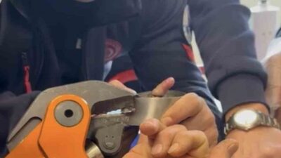 Elazığ’da, çelik bir küllüğün deliğine sıkışan 1 yaşındaki bir bebeğe