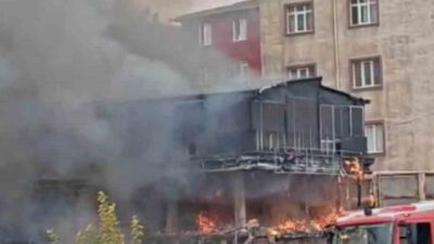 Pendik ilçesine bağlı Kaynarca Mahallesi’nde araçta başlayan yangın, çevredeki bina