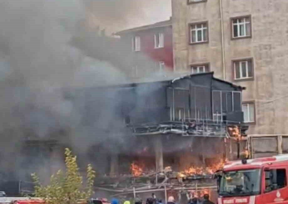 Pendik ilçesine bağlı Kaynarca Mahallesi’nde araçta başlayan yangın, çevredeki bina