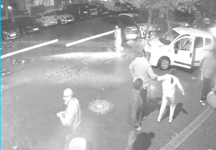 Pendik’te meydana gelen olayda, bir sürücü direksiyon hakimiyetini kaybederek park
