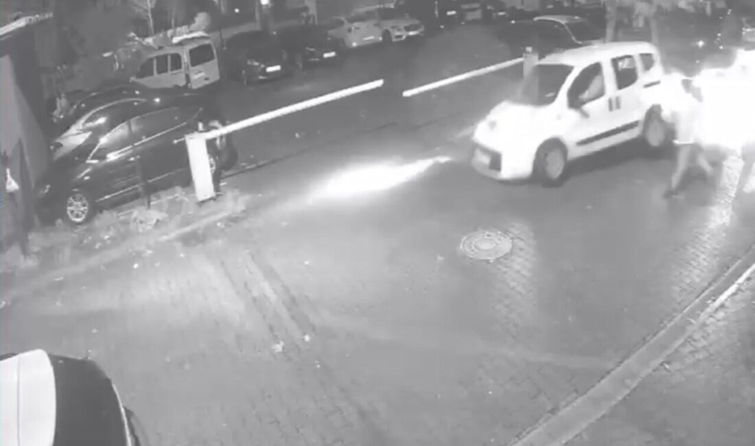Pendik’te bir sürücü, direksiyon hakimiyetini kaybederek park halindeki araçlara çarptı