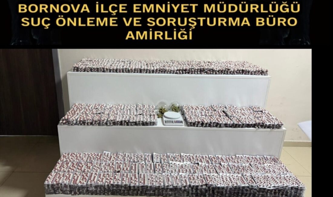 Bornova ilçesindeki bir apartmana düzenlenen polis operasyonunda, polisler şüphe üzerine