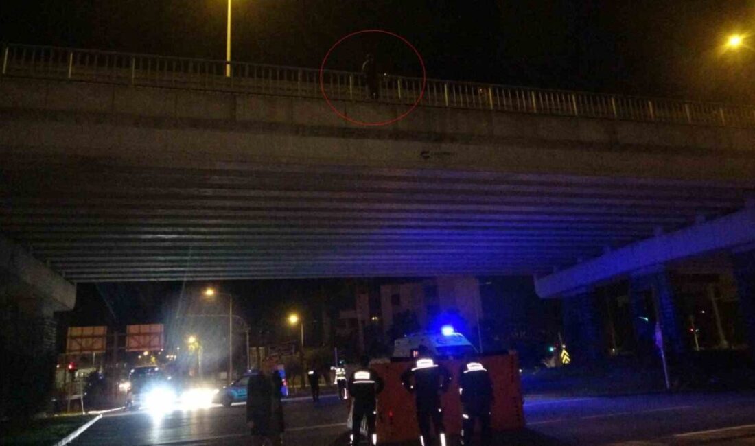 Antalya’da, bir kadının köprüde intihar girişiminde bulunduğu ve polisler tarafından