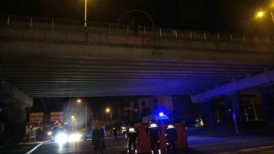 Antalya’da, bir kadının köprüde intihar girişiminde bulunduğu ve polisler tarafından