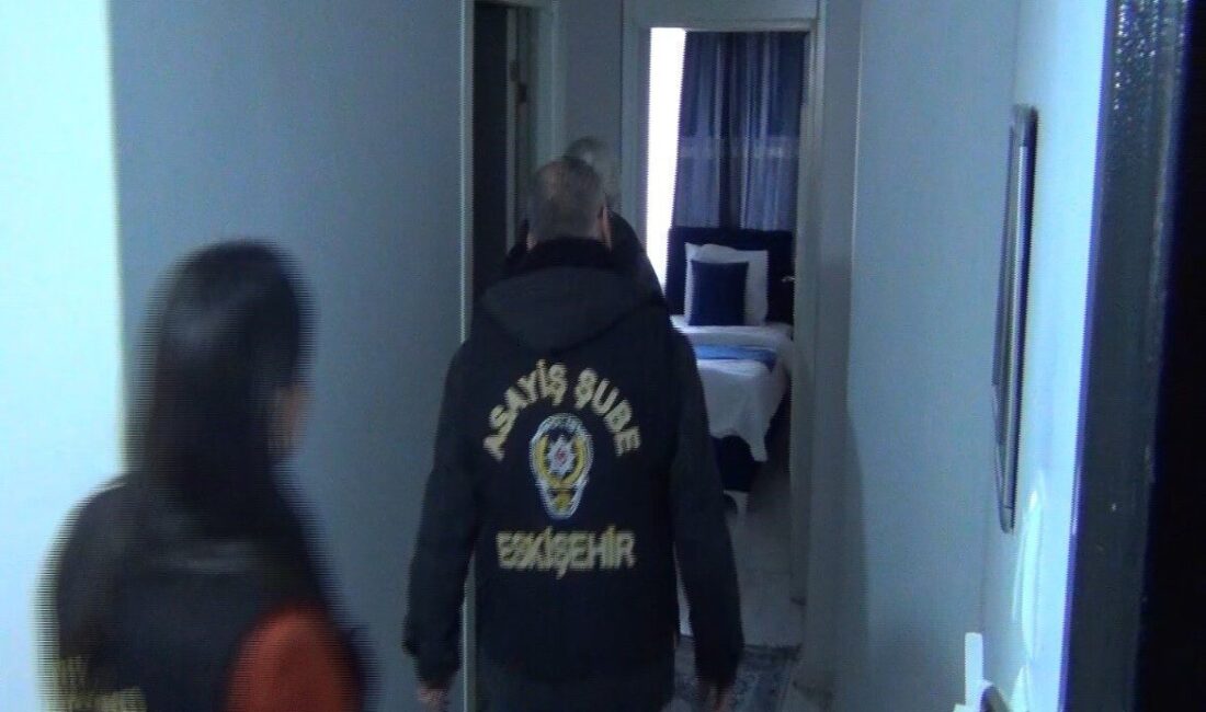 Eskişehir’de gerçekleştirilen polis denetiminde, günübirlik kiralanan evler için Kimlik Bildirim
