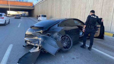 Serik ilçesinde meydana gelen trafik kazasında lüks bir otomobil, sürücüsünün